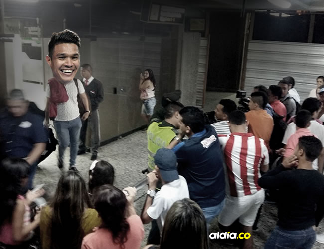 Hinchas del Junior se quedaron esperando la llegada de Teo Gutiérrez en el Aeropuerto Ernesto Cortissoz por una falsa información | Twitter