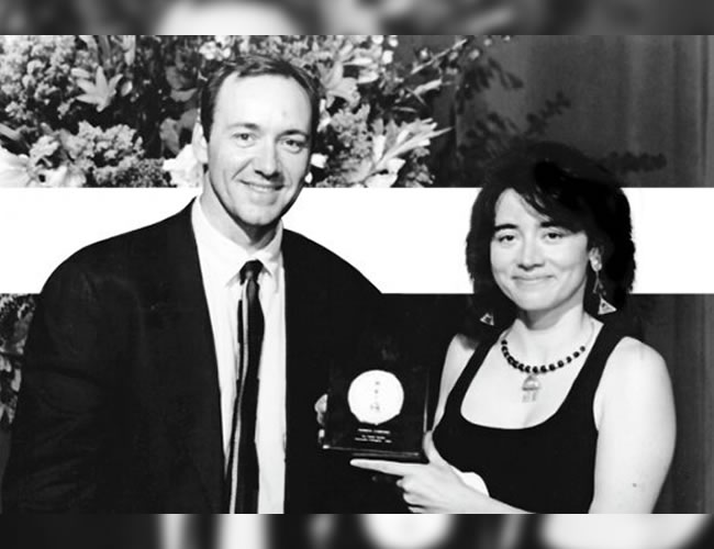 El actor Kevin Spacey fue quien entregó el premio de la Academia a Patricia Cardoso en 1996 | Foto: El Espectador 