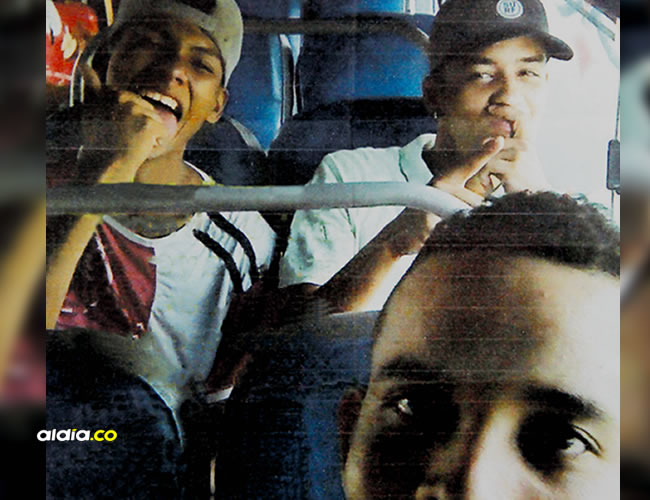 Selfie tomada cuando los tres jóvenes iban en un bus de servicio público a Puerto Colombia. Reyson aparece en primer plano. | Instagram