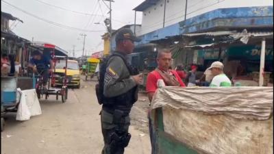 Un Policía en el sector del mercado de Barranquilla
