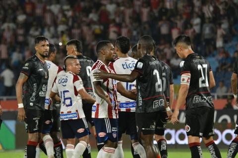 Jugadores de Junior en medio de una disputa con sus similares de Cúcuta