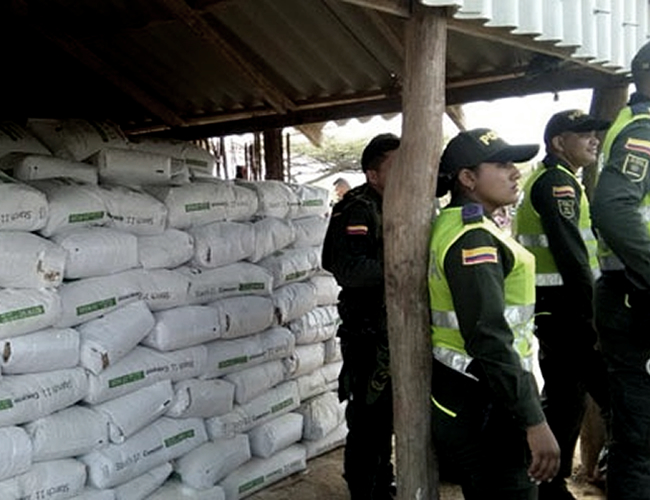 Esta donación de la Policía hace parte de otras que ya se habían cumplido, como la de la semana pasada, en la que se entregaron 50 toneladas de fécula de maíz, además de agua potable. | El Heraldo