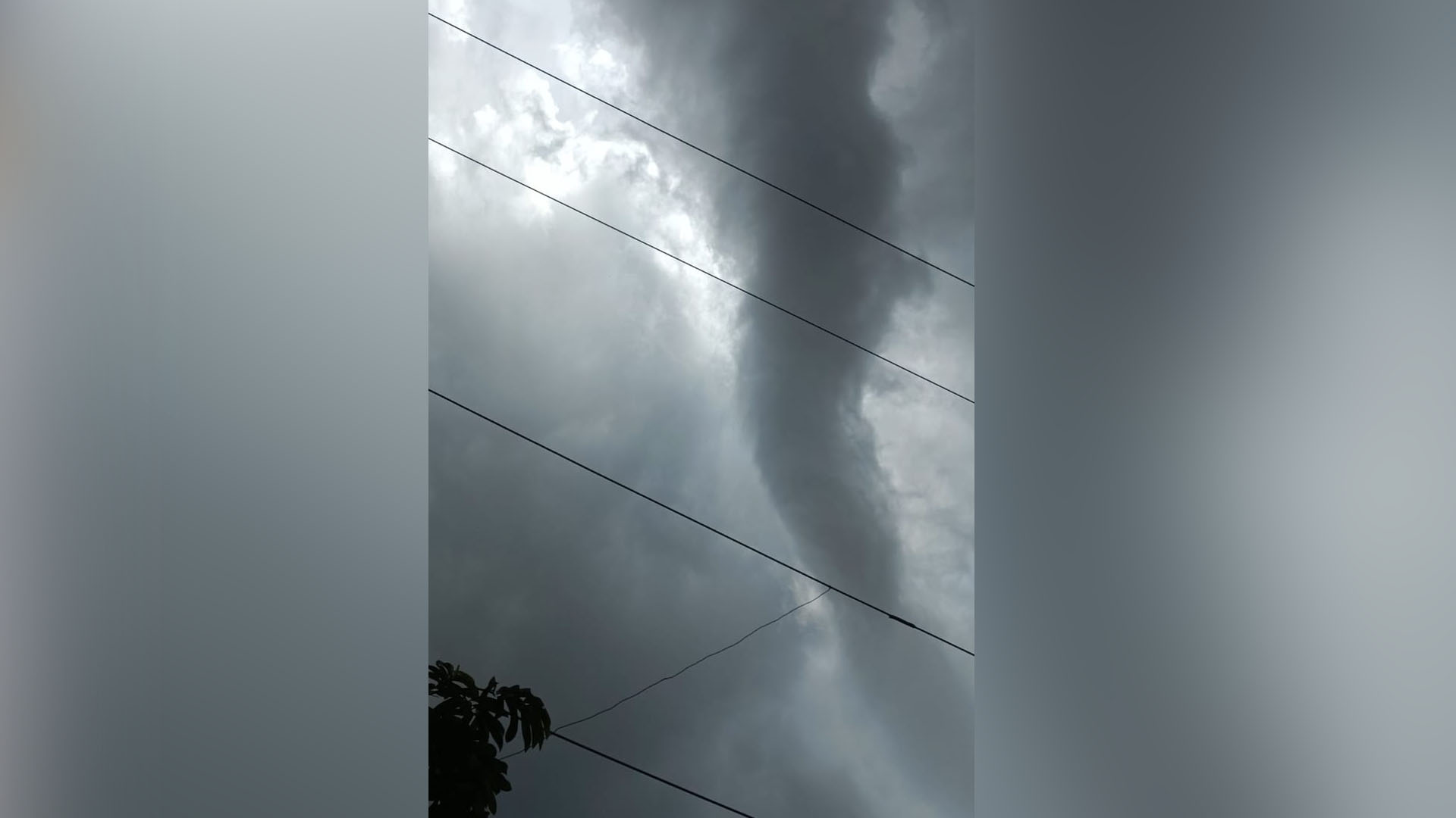 El mini tornado se observó este viernes en simultáneo con las fuertes lluvias del día. 