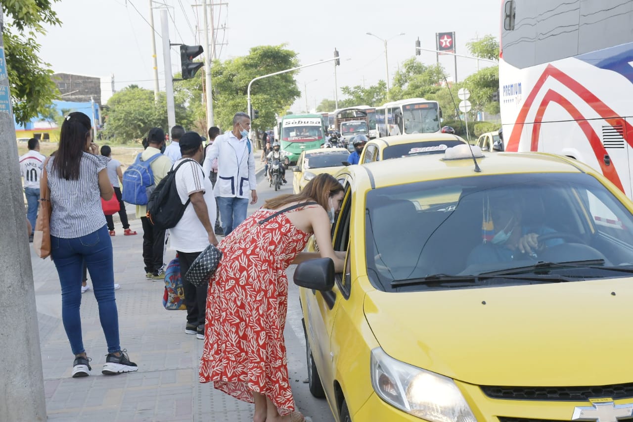 Ni los gremios de taxistas ni las autoridades se han pronunciado ante los altos precios pedidos por los taxistas en las últimas horas