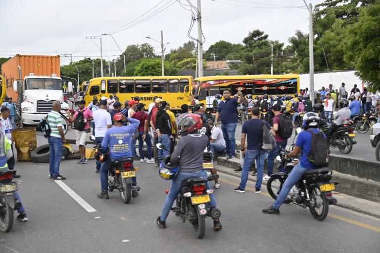 Conductores de Transmecar bloquean en este momento la calle 30 con buses de la empresa.