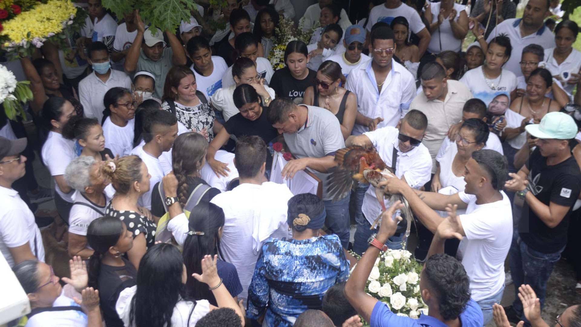 Familiares y vecinos llegaron hasta el cementerio Inmaculada Concepción para darle el último adiós a Chelo. 