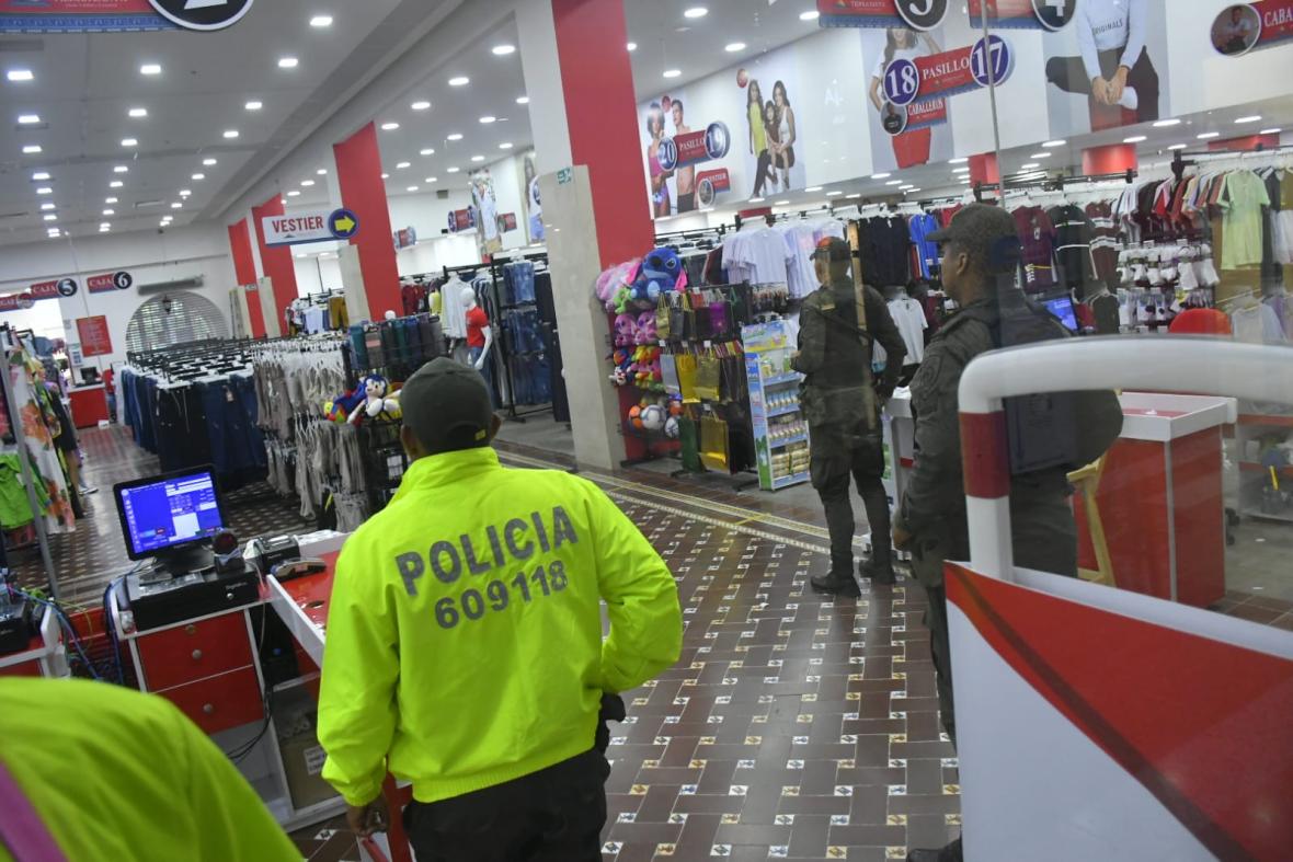 Oficiales de la Policía en medio  del operativo, ejecutado en diferentes sedes del establecimiento comercial. 