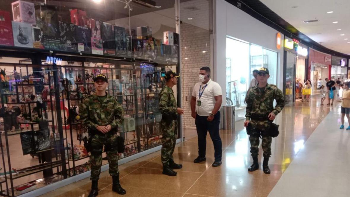 Presencia del Ejército Nacional en el centro comercial Viva.