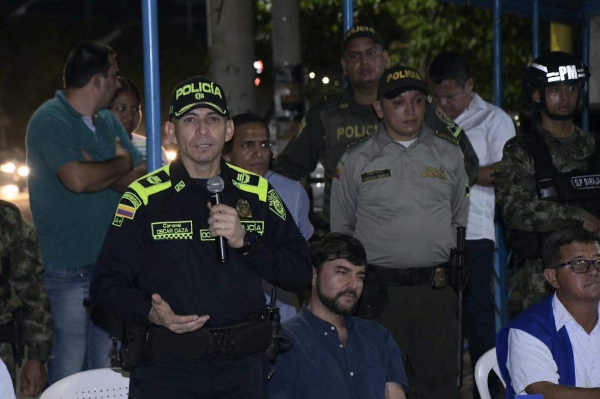 Comandante de la MEBAR y el alcalde de Barranquilla en Las Flores.