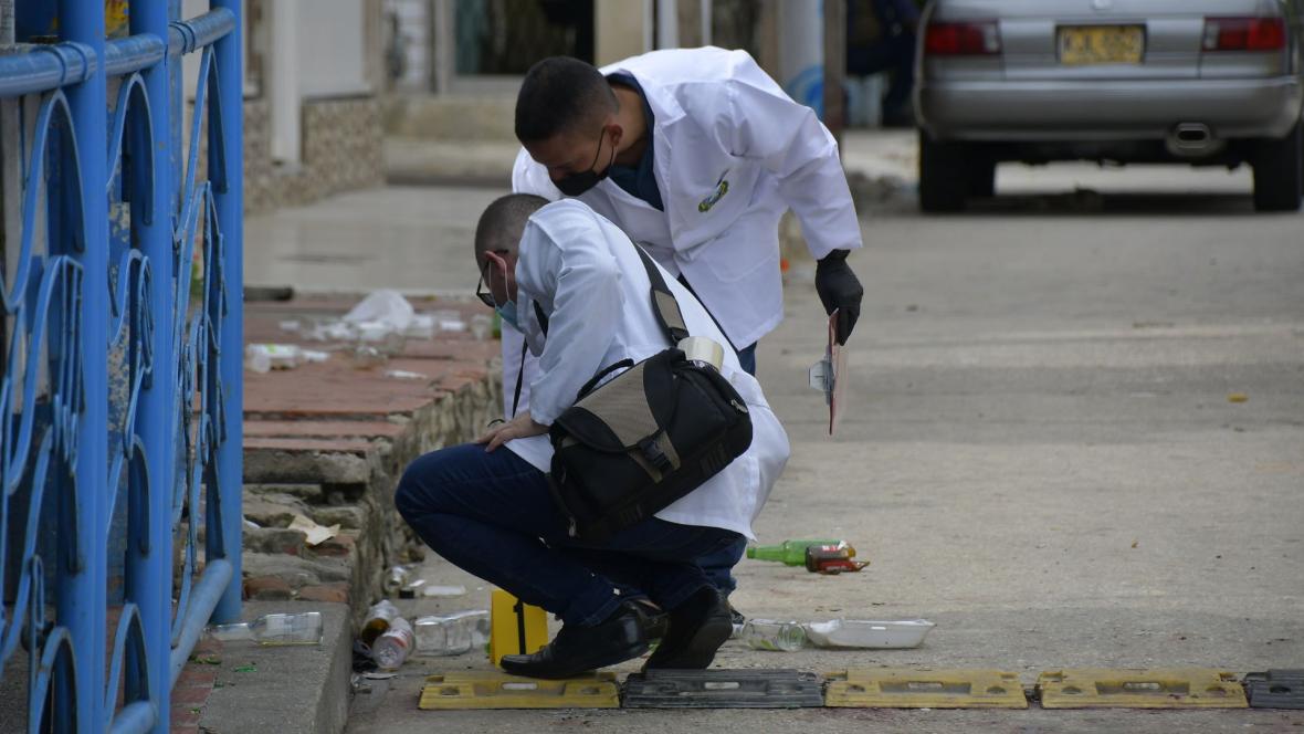 Peritos realizando la inspección del establecimiento ‘Donde Migue’, donde ocurrió la masacre.