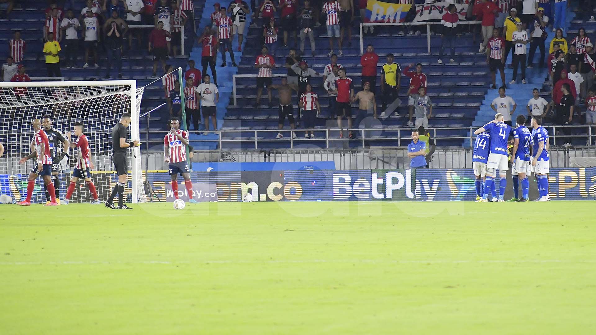Millonarios celebra el único gol anotado al equipo brranquillero durante su partido de este miércoles