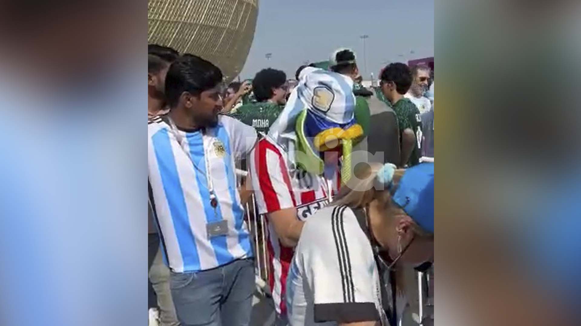 El hincha fue visto a la entrada del estadio donde Argentina perdió 2-1 contra Arabia