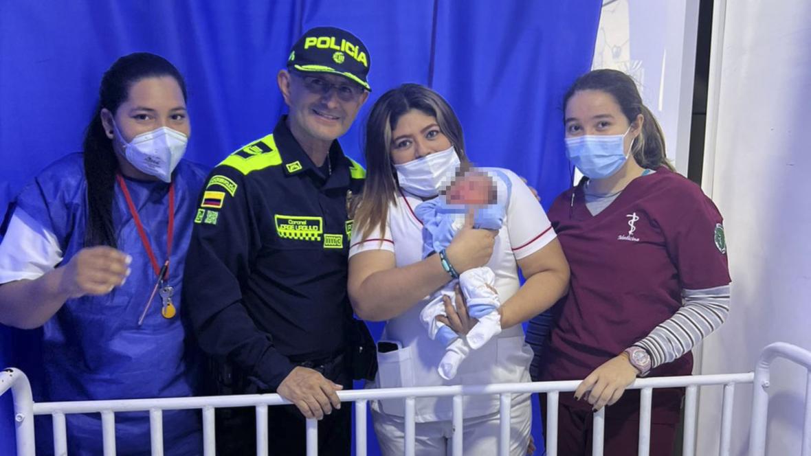 Bebé rescatado con coronel Urquijo y equipo médico. 