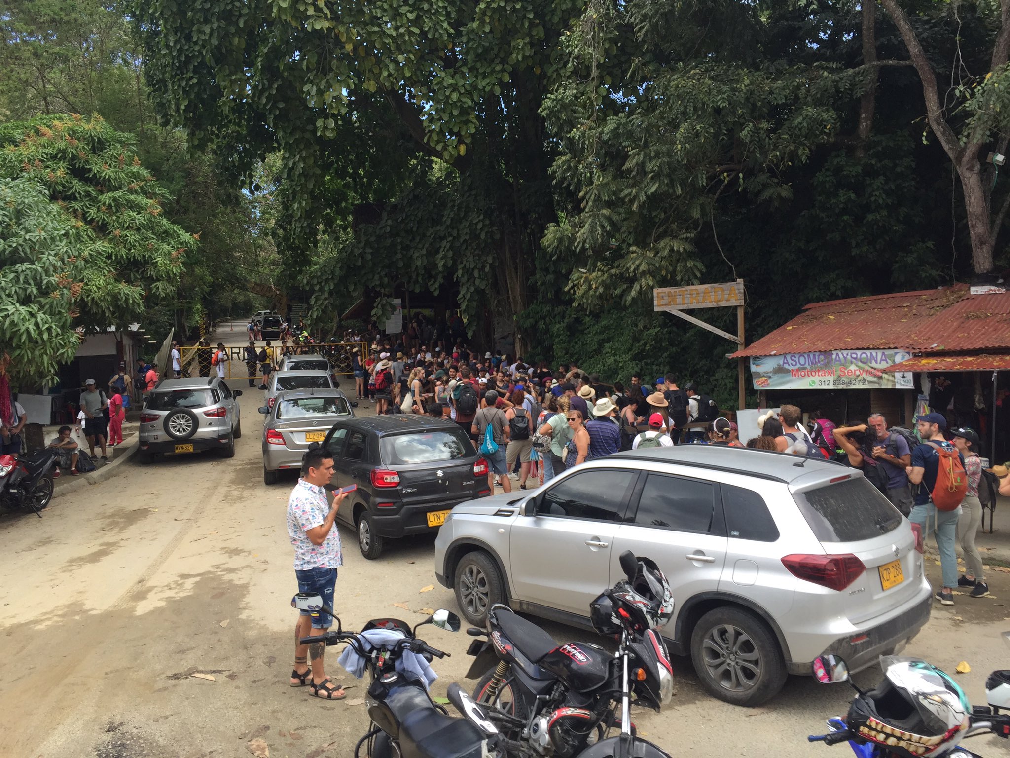 Las aglomeraciones en el parque Tayrona se reportan desde tempranas horas de este jueves