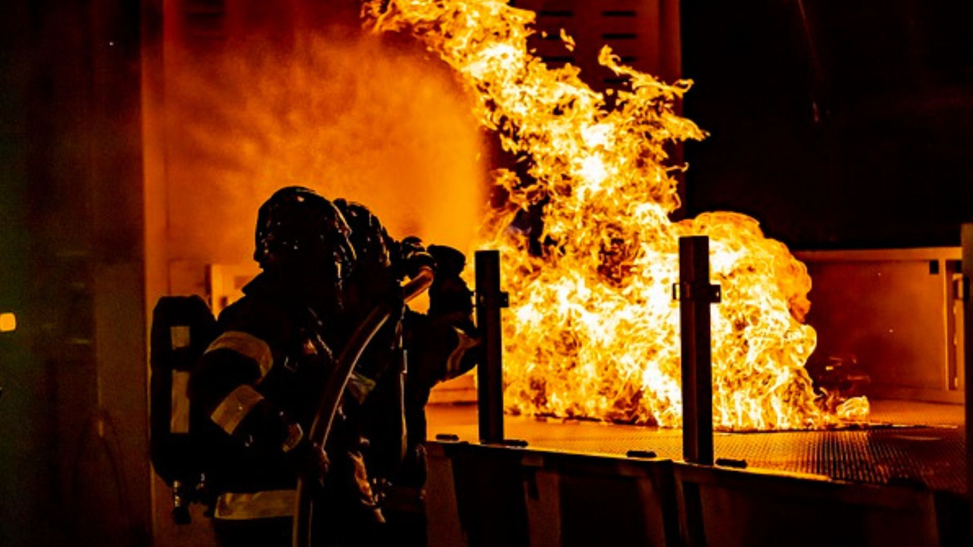 Imagen de referencia de bombero en incendio. 