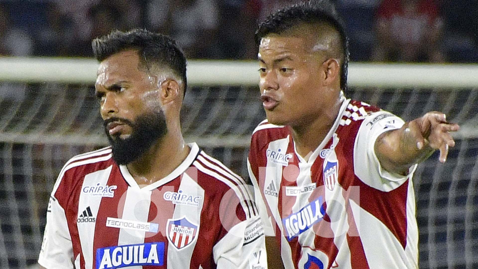 Luis 'Chino' Sandoval y Luis 'Cariaco' González discutiendo tras el penal que el delantero falló en el último juego de Junior