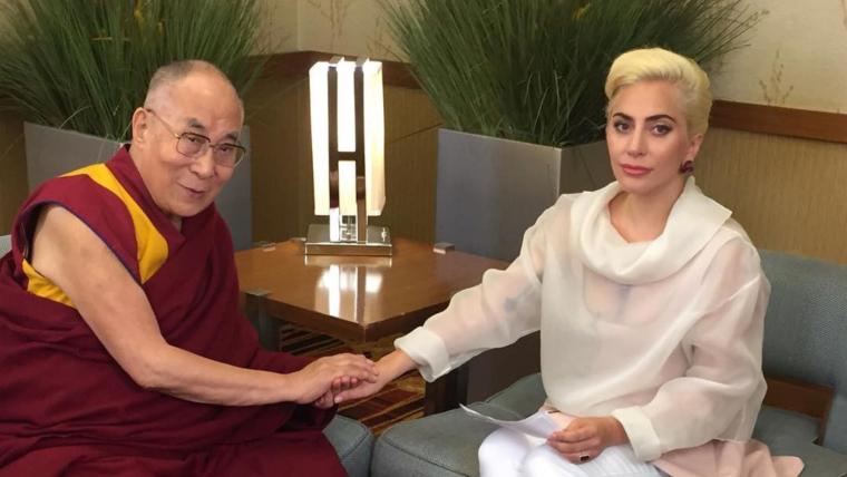 El Dalái Lama junto a la cantautora Lady Gaga.