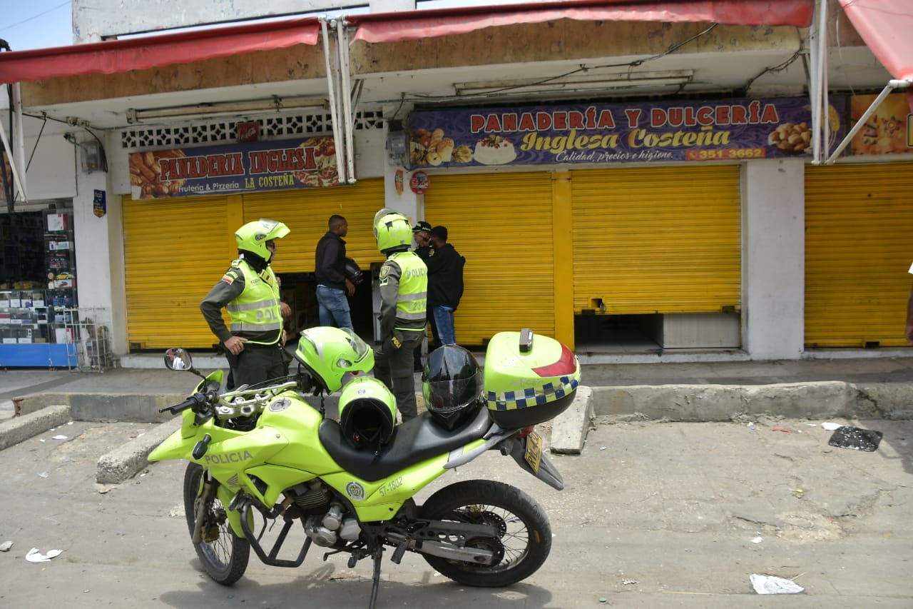 Unidades de la Policía de Barranquilla llegaron hasta la escena para investigar lo sucedido