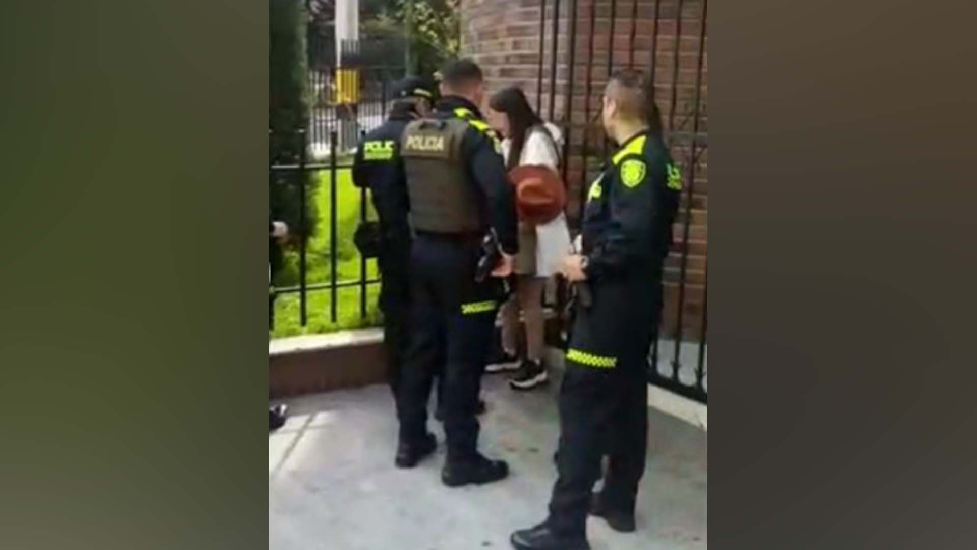Momento en que la policía captura a la mujer