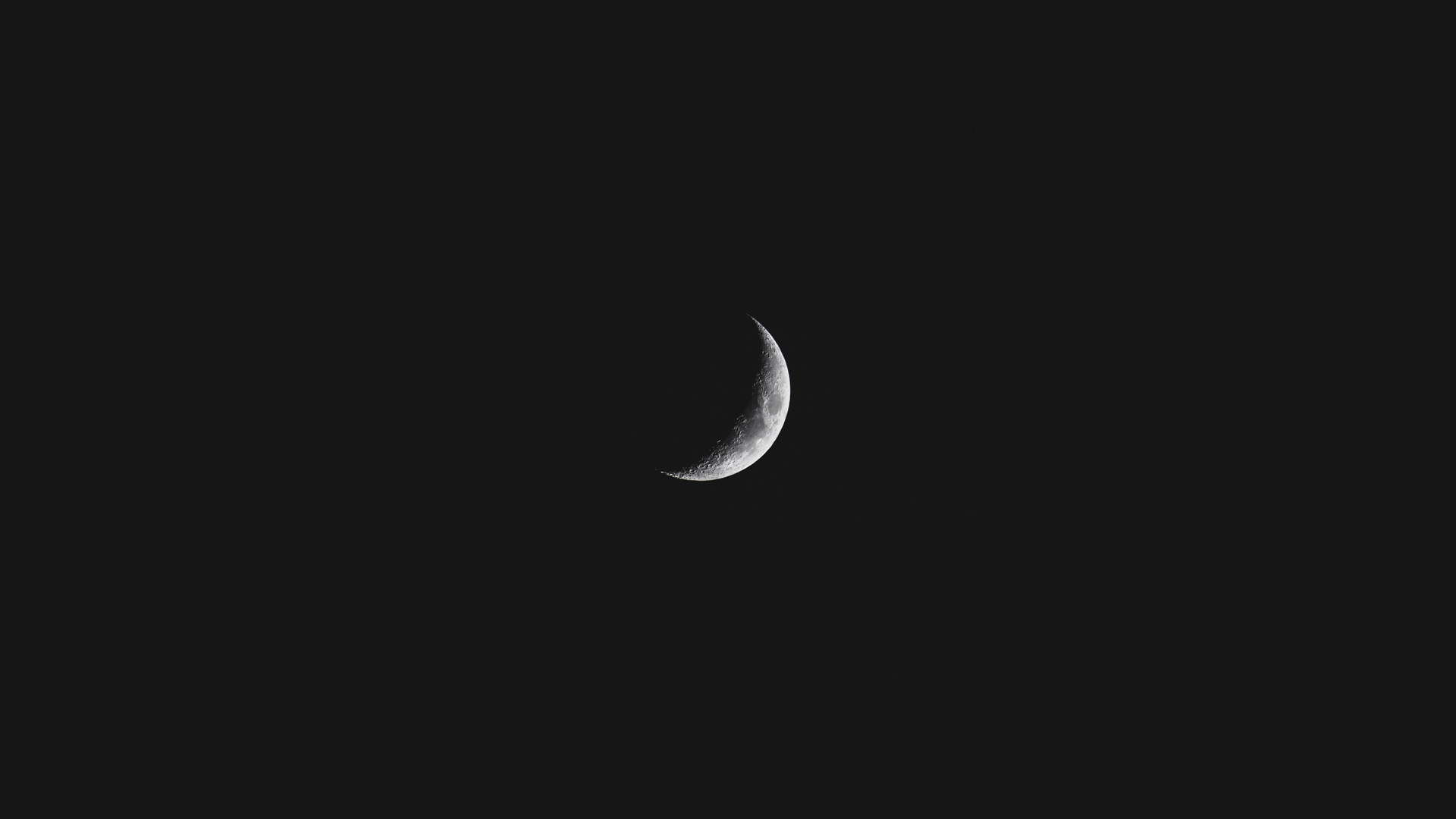 Aspecto de la luna del planeta Tierra captada en una noche oscura