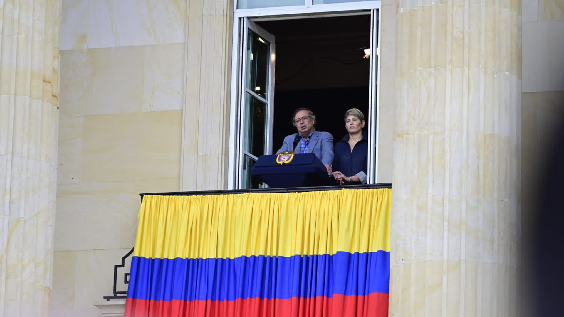 Gustavo Petro acompañado por la Primera Dama de la Nación, Verónica Alcócer
