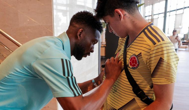 Jefferson Lerma le da un autógrafo a un aficionado colombiano en el sitio de concentración de la Selección en España.