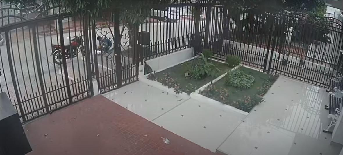 Video de una persona dejando lo que sería una carga explosiva.
