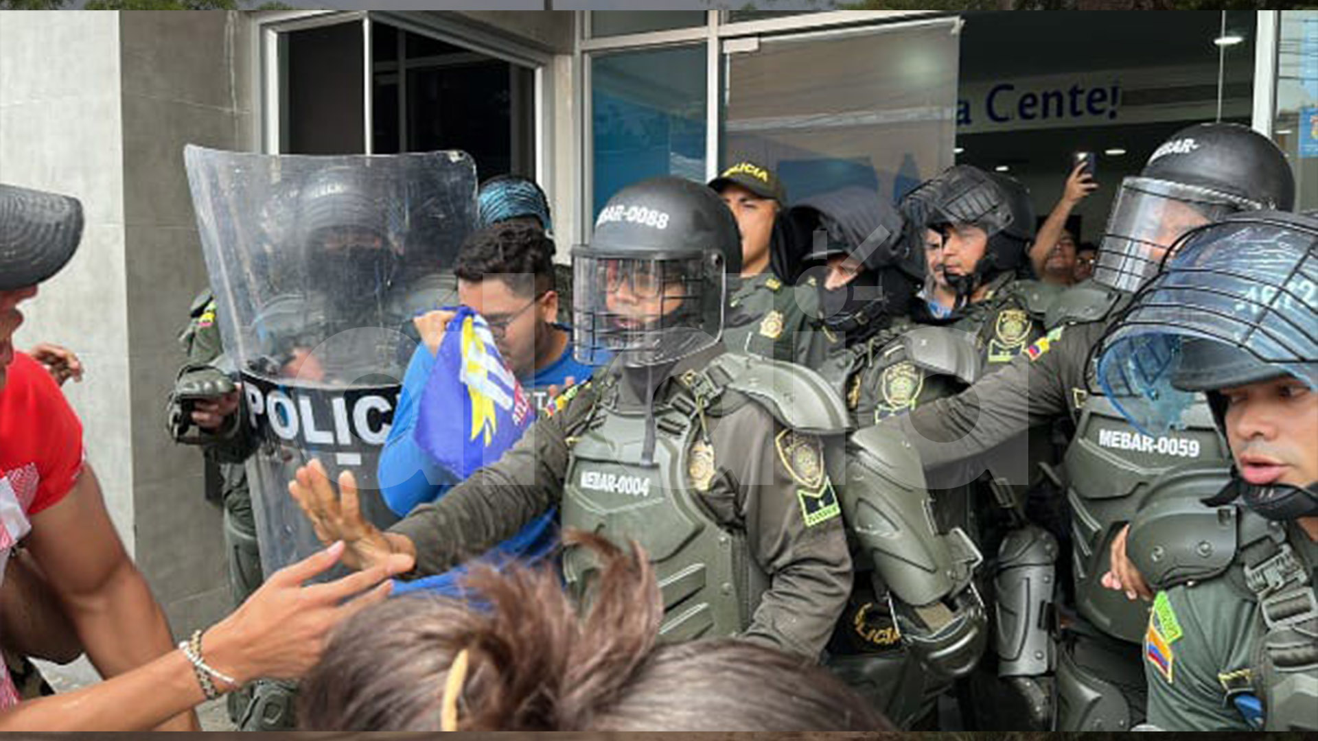 Aspecto del enfrentamiento entre agentes del Esmad y estudiantes de la Universidad del Atlántico