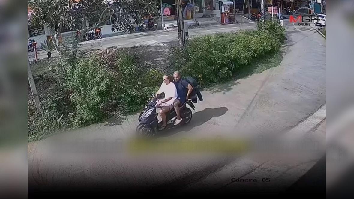 Momento en el que ambos se transportan en una moto