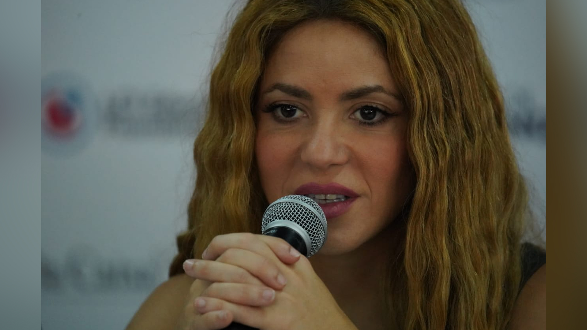 Shakira en medio de la rueda de prensa en Barranquilla