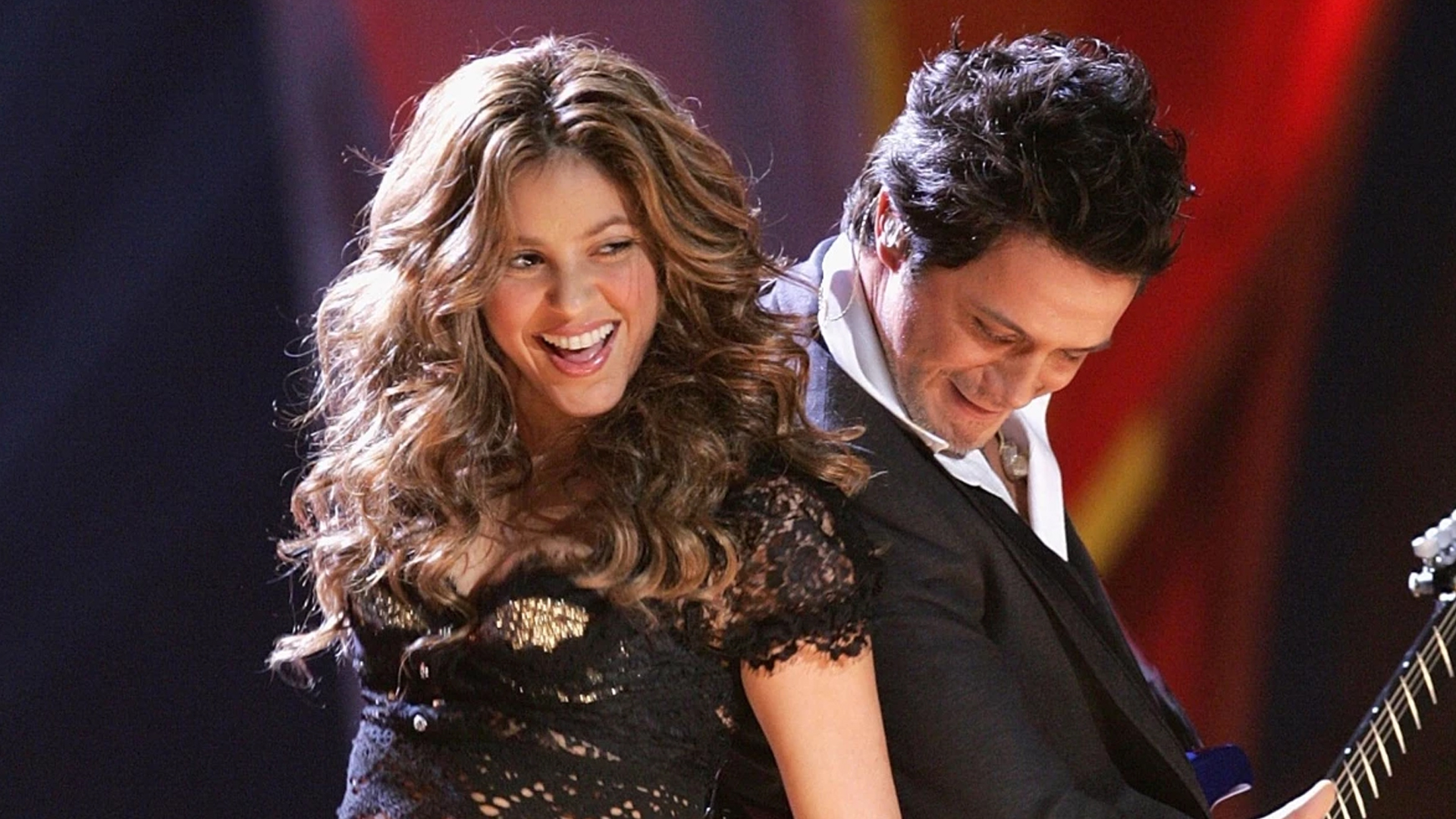 Shakira y Alejandro Sanz juntos en el escenario durante un concierto en el año 2008