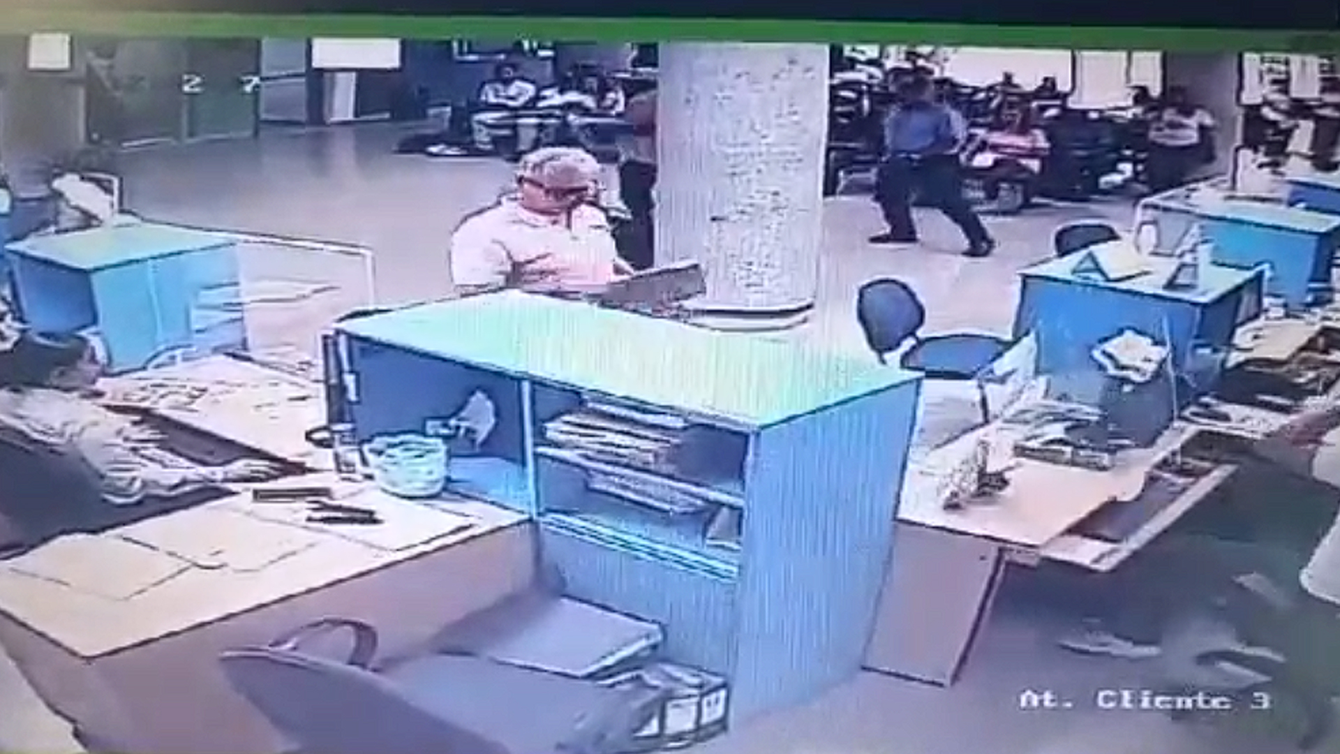 El momento en el que un hombre golpea con su pierna al cubículo de una trabajadora