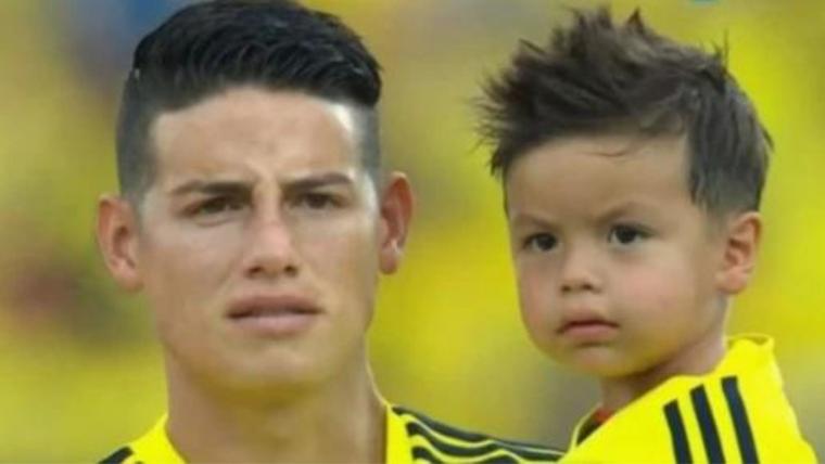 James Rodríguez y su hijo Samuel durante el acto protocolario previo al partido entre Colombia y Uruguay