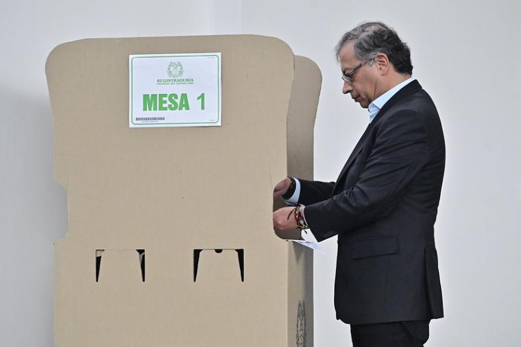 Gustavo Petro durante su voto