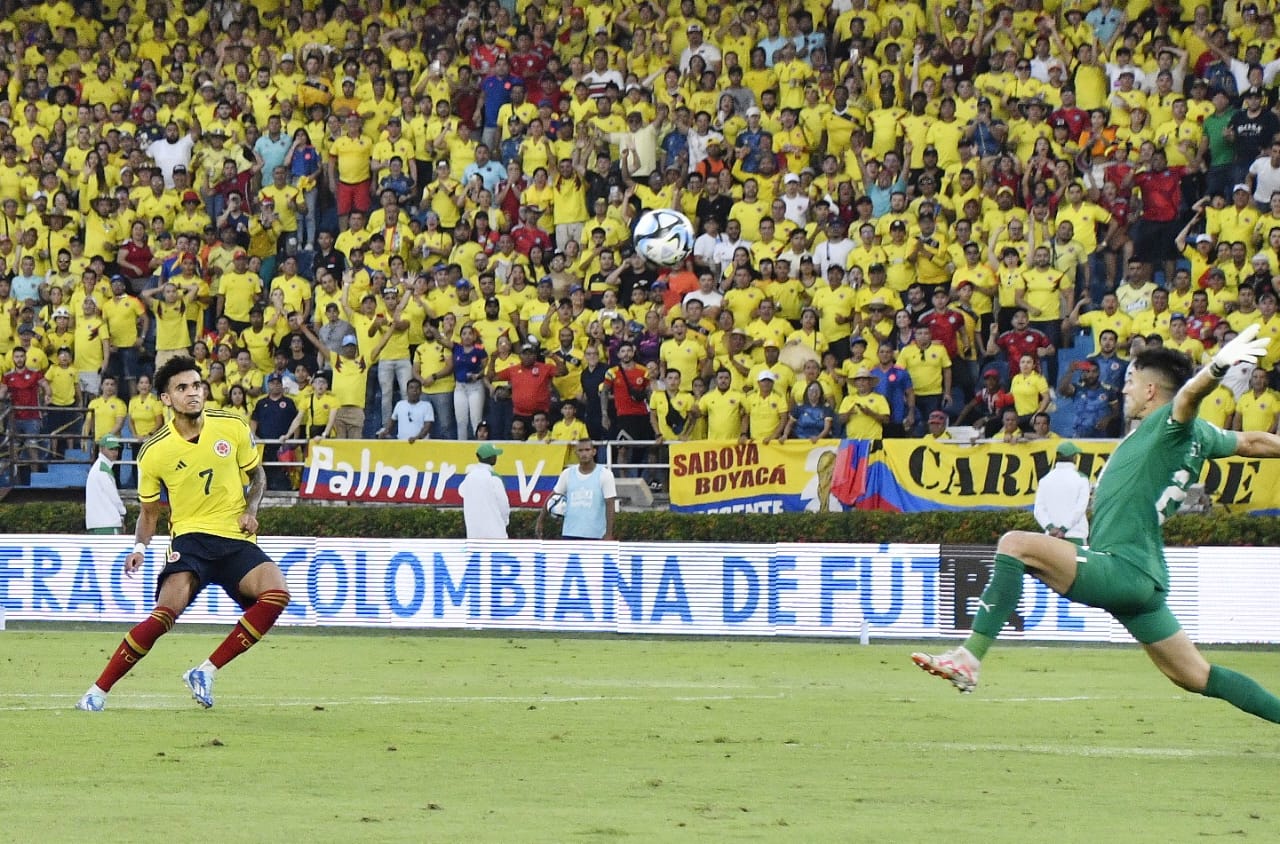 Luis Díaz en el disparo que pudo representar el 3-1 para Colombia