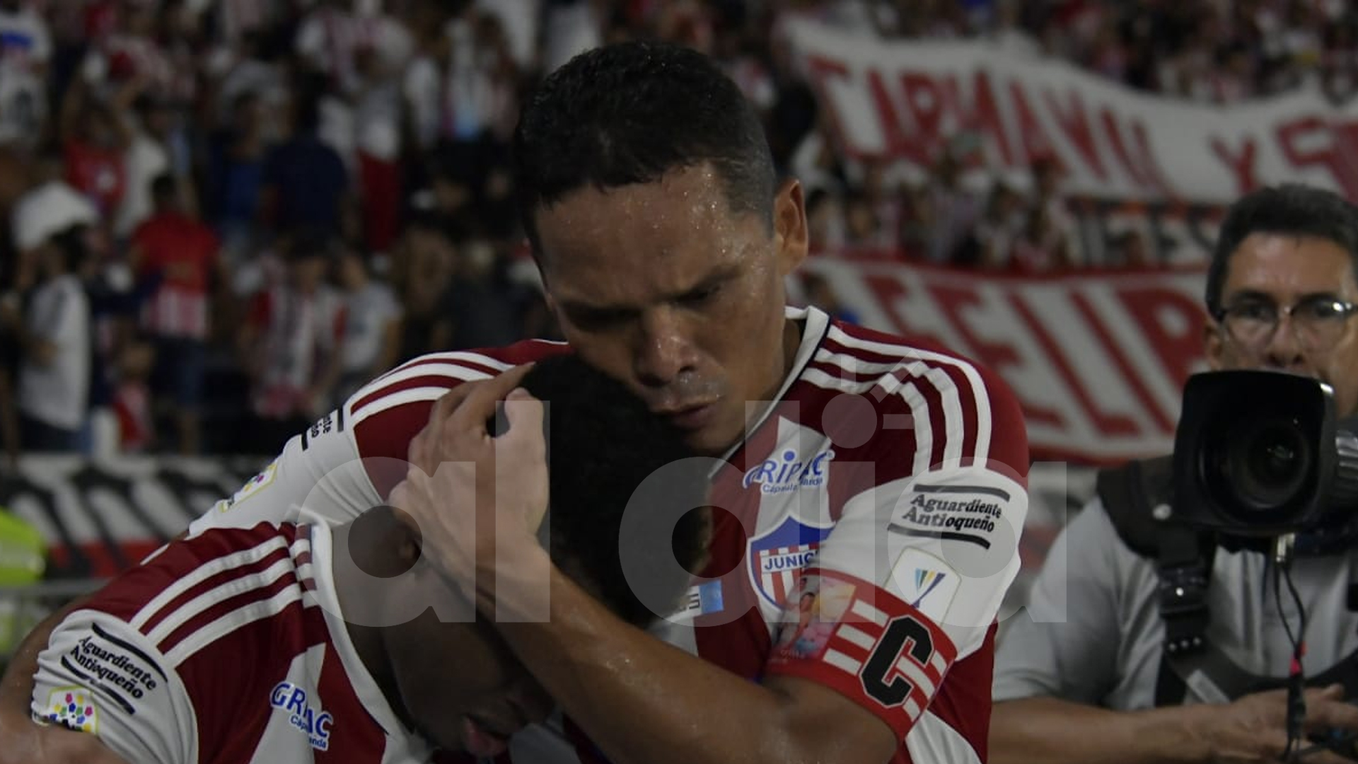 Carlos Bacca celebra junto a Déiber Caicedo uno de los goles