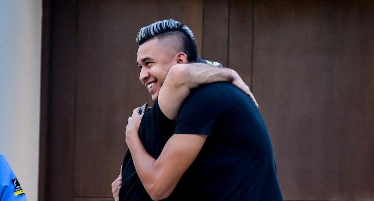 Víctor Cantillo se abraza junto a Alejandro Char tras una reunión este jueves