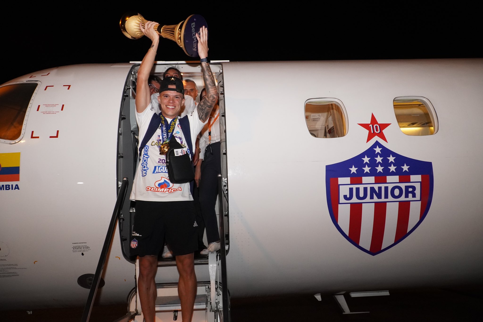 Wálmer Pacheco eleva al cielo el trofeo que acredita a Junior como campeón