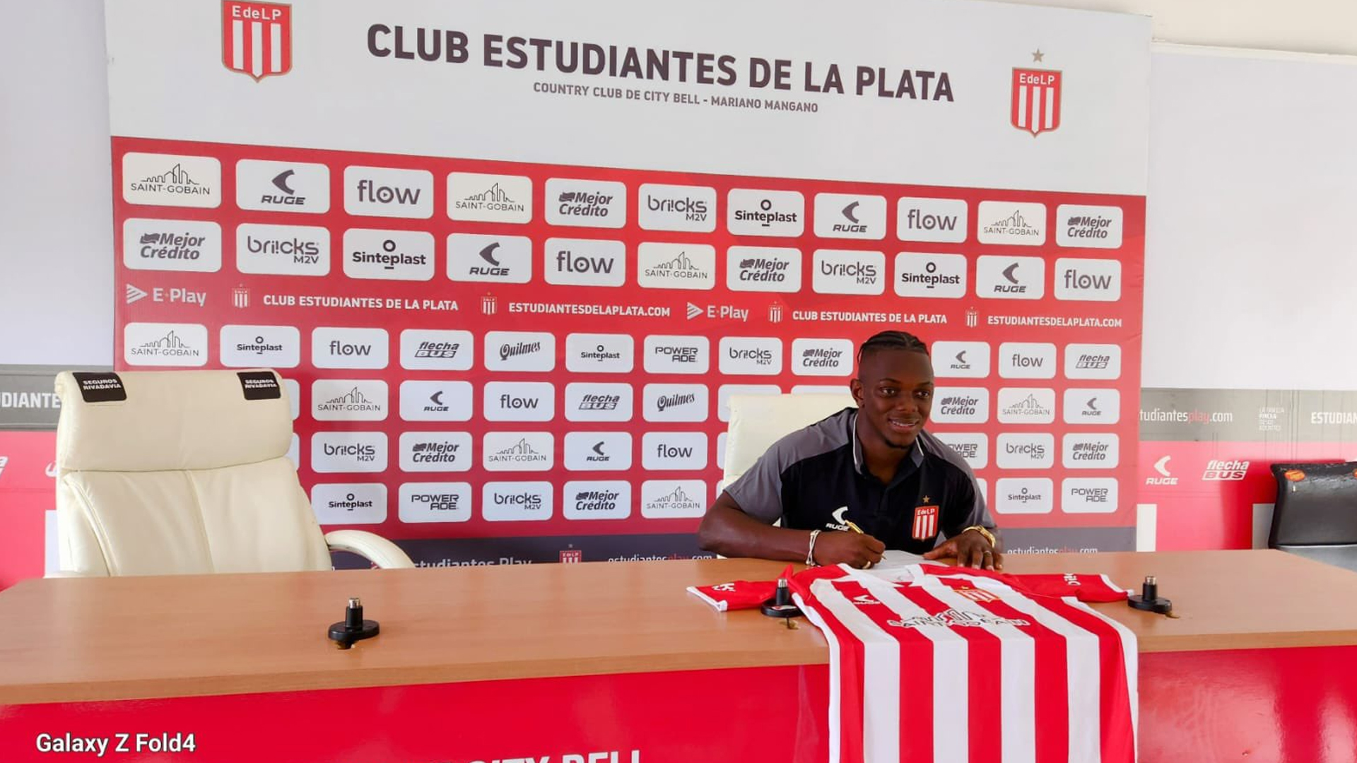 Edwuin Cetré en el momento de su firma con Estudiantes de La Plata