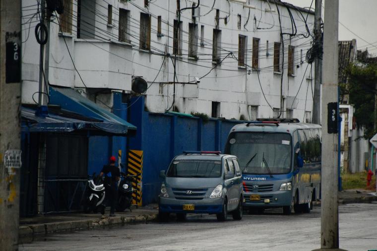 Dos vehículos del Inpec permanecen estacionados en la entrada de la Cárcel Modelo de Barranquilla, en la vía 40.
