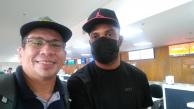 Miguel Borja en el aeropuerto Ernesto Cortissoz con el periodista Jerry Benavides.