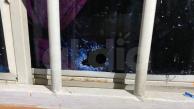 Uno de los impactos de bala y su perforación en una de las ventanas de la vivienda