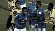 Carlos Bacca empuja a Neymar en medio de un enfrentamiento