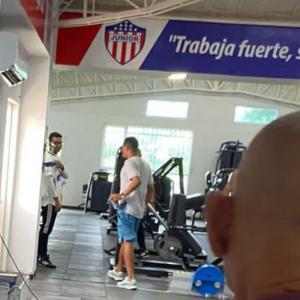 Carlos Bacca en el gimnasio de Junior con el preparador físico César Gaitán.