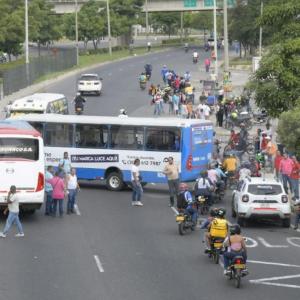 Los bloqueos han paralizado la movilidad en una de las arterias viales más importantes de la ciudad