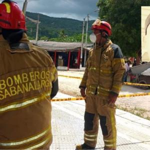 Bomberos de Sabanalarga atendieron en la mañana del viernes la emergencia en Arroyo de Piedra, en Luruaco.