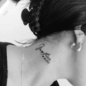 La mujer se hizo el tatuaje en el cuello y se ha hecho viral tras la cancelación de la gira del artista norteamericano. 