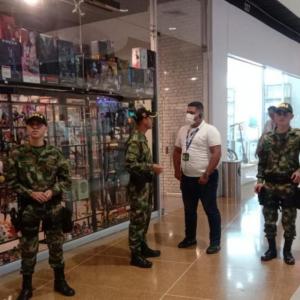 Presencia del Ejército Nacional en el centro comercial Viva.