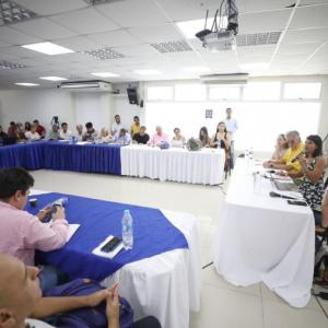 La ministra de Energía, Irene Vélez, en medio de la reunión que se adelantó con usuarios y gremios de Barranquila y el Atlántico. 
