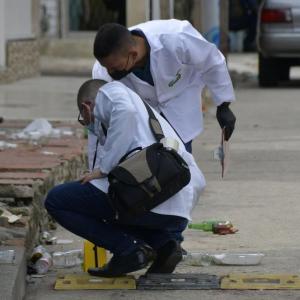 Peritos realizando la inspección del establecimiento ‘Donde Migue’, donde ocurrió la masacre.